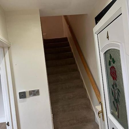 Fabulous 3 Bedroom House , Sleeps Up To 5-7 Guest. South Ockendon Екстер'єр фото