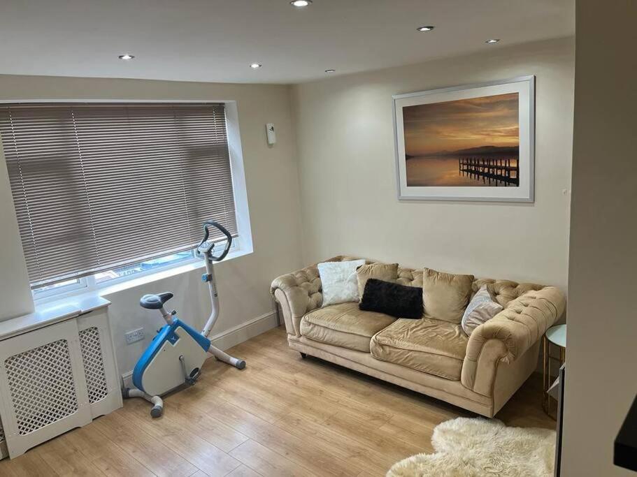 Fabulous 3 Bedroom House , Sleeps Up To 5-7 Guest. South Ockendon Екстер'єр фото