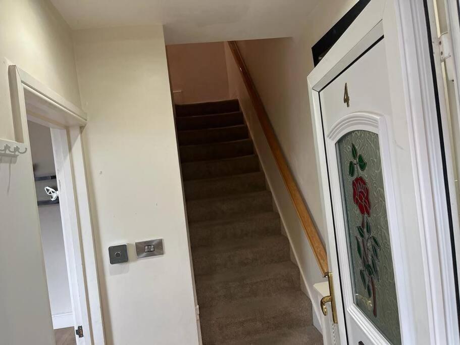Fabulous 3 Bedroom House , Sleeps Up To 5-7 Guest. South Ockendon Екстер'єр фото