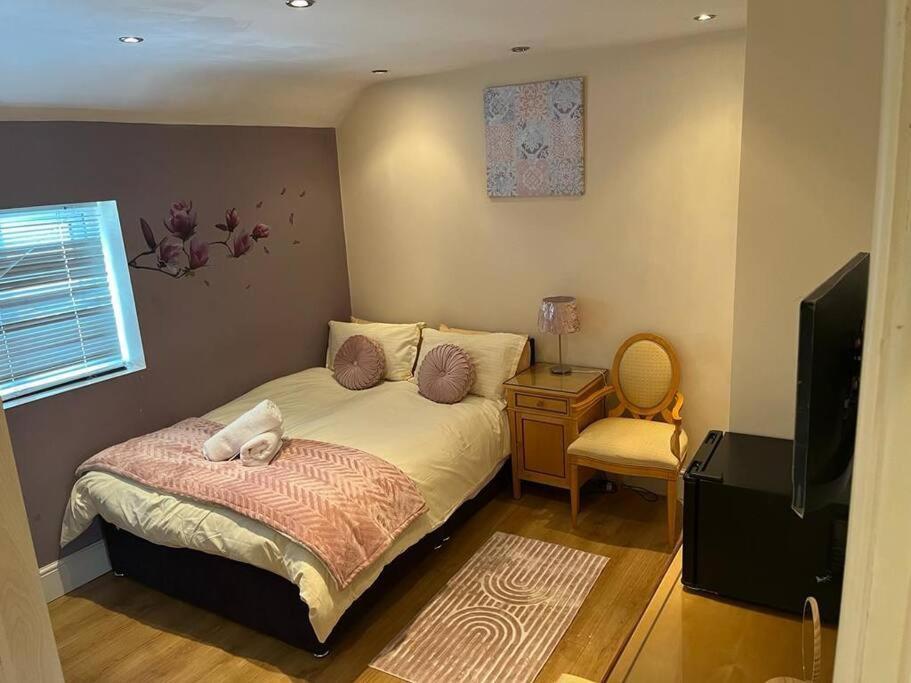 Fabulous 3 Bedroom House , Sleeps Up To 5-7 Guest. South Ockendon Екстер'єр фото