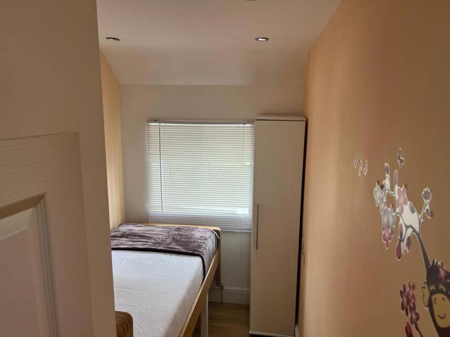 Fabulous 3 Bedroom House , Sleeps Up To 5-7 Guest. South Ockendon Екстер'єр фото