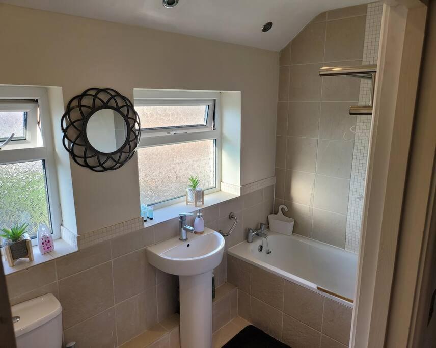Fabulous 3 Bedroom House , Sleeps Up To 5-7 Guest. South Ockendon Екстер'єр фото