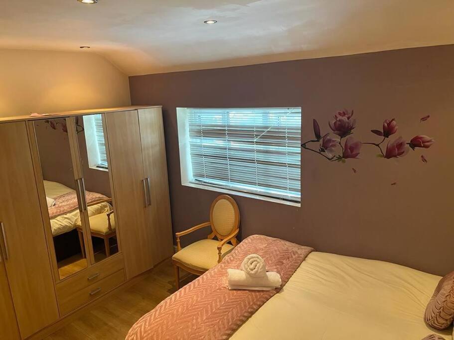 Fabulous 3 Bedroom House , Sleeps Up To 5-7 Guest. South Ockendon Екстер'єр фото