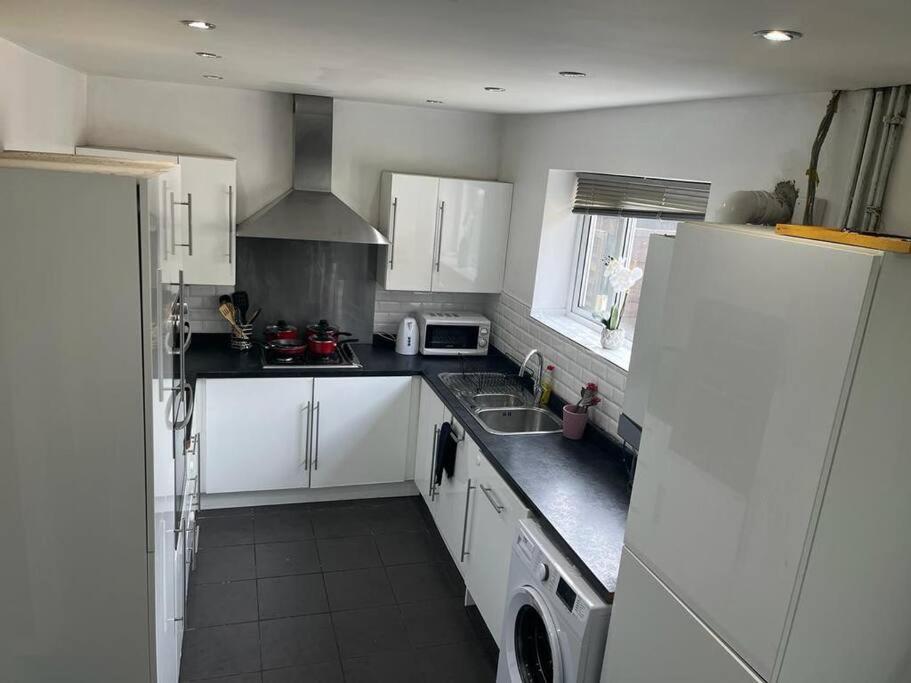 Fabulous 3 Bedroom House , Sleeps Up To 5-7 Guest. South Ockendon Екстер'єр фото